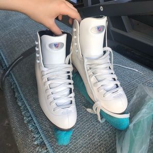 Ice skates! I CAN NOT SHIP THESE OUT UNTILL 01/08/25, I am currently out of town